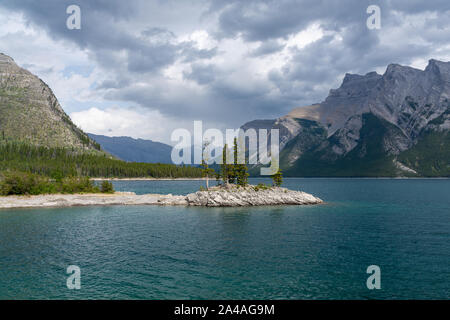 Kleine Insel auf dem Lake Minnewanka, Banff, Kanada Stockfoto