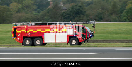 Oshkosh Fire Motor Racing auf der Startbahn auf dem Flughafen Manchester Stockfoto