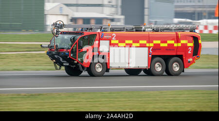 Oshkosh Fire Motor Racing auf der Startbahn auf dem Flughafen Manchester Stockfoto