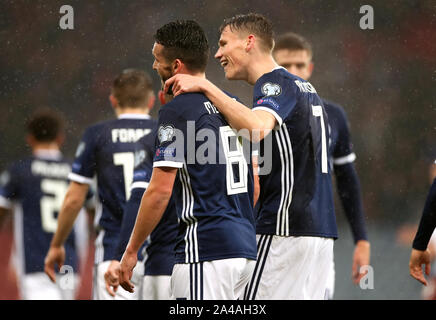 In Schottland John McGinn (links) feiert seine Seiten erstes Ziel zählen mit Mannschaftskamerad Scott McTominay während der UEFA EURO 2020 Qualifikationsspiel am Hampden Park, Glasgow. Stockfoto