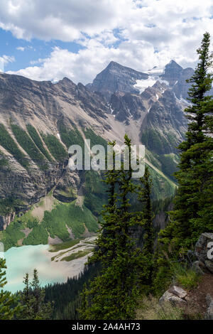 Blick auf den Lake Louise und Mount Temple von Teufel-daumen, Lake Louise, Kanada Stockfoto