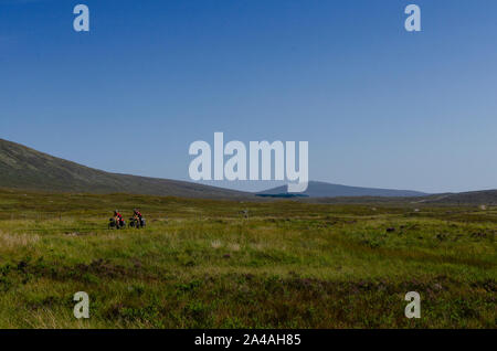 Ein paar auf einer Radtour durch die schottischen Highlands in der Nähe von Glencoe Schottland Großbritannien Stockfoto