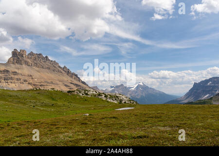 Blick auf die Dolomiten Peak und Andromache Peak von Helen Lake Trail, Kanada Stockfoto