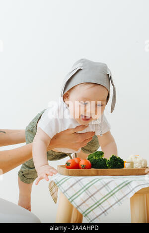 Aktiv rastloses Kind ist Nahrung vorgestellt Stockfoto