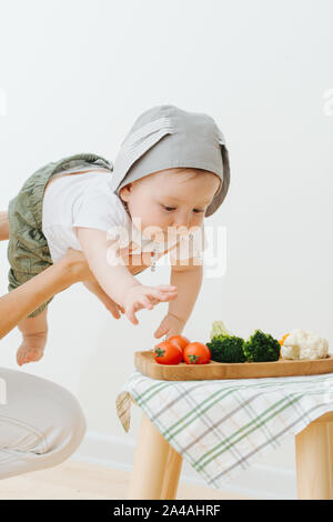 Aktiv rastloses Kind ist Nahrung vorgestellt Stockfoto