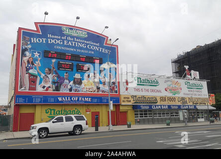 10. September 2019, US, New York: Ein großes Hinweisschild an der ursprünglichen Fast Food Restaurant des Nathan's Kette "Nathan's Berühmten" an der Ecke Surf Avenue und Stillwell Avenue auf Coney Island weist auf die bevorstehende Hot Dog Essen Contest. Die verbleibende Zeit an, bis dann und die bisherigen Gewinner des Wettbewerbs sind aufgeführt. Die restaurant Kette hat vor allem in heißen Hunde spezialisiert. Nathan's Berühmt wurde auch bekannt durch die jährliche Hot Dog Essen Wettbewerb auf Coney Island. Foto: Alexandra Schuler/dpa Stockfoto