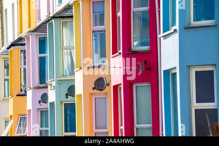 Mulitcolored Marine Terrace Apartments mit Meer in Criccieth Nord Wales, Großbritannien Stockfoto