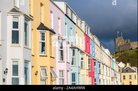 Mulitcolored Marine Terrace Apartments mit Meer in Criccieth Nord Wales, Großbritannien Stockfoto