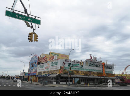 New York, USA. 10 Sep, 2019. Die ursprüngliche Fast Food Restaurant des Nathan's Kette "Nathan's Berühmten" an der Ecke Surf Avenue und Stillwell Avenue auf Coney Island. Die restaurant Kette hat vor allem in heißen Hunde spezialisiert. Nathan's Berühmt wurde auch bekannt durch die jährliche Hot Dog Essen Wettbewerb auf Coney Island. Quelle: Alexandra Schuler/dpa/Alamy leben Nachrichten Stockfoto