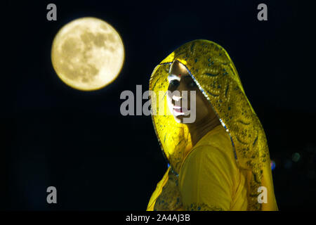 Ajmer, Indien. 13 Okt, 2019. Ein Blick auf den vollen Mond auf Sharad Purnima in Ajmer, Rajasthan, Indien. Sharad Purnima ist ein Erntedankfest gefeiert am Vollmondtag des hinduistischen Fastenmonats Ashvin, das Ende der Monsunzeit Kennzeichnung. (Foto von shaukat Ahmed/Pacific Press) Quelle: Pacific Press Agency/Alamy leben Nachrichten Stockfoto