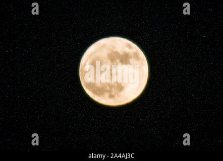 Ajmer, Indien. 13 Okt, 2019. Ein Blick auf den vollen Mond auf Sharad Purnima in Ajmer, Rajasthan, Indien. Sharad Purnima ist ein Erntedankfest gefeiert am Vollmondtag des hinduistischen Fastenmonats Ashvin, das Ende der Monsunzeit Kennzeichnung. (Foto von shaukat Ahmed/Pacific Press) Quelle: Pacific Press Agency/Alamy leben Nachrichten Stockfoto