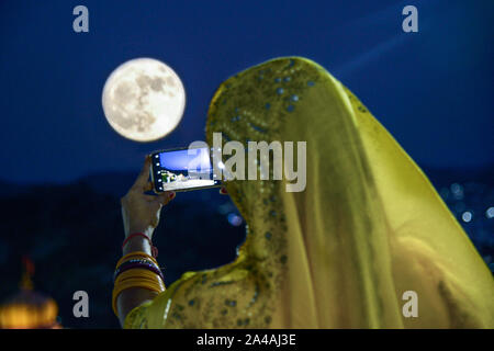 Ajmer, Indien. 13 Okt, 2019. Ein Blick auf den vollen Mond auf Sharad Purnima in Ajmer, Rajasthan, Indien. Sharad Purnima ist ein Erntedankfest gefeiert am Vollmondtag des hinduistischen Fastenmonats Ashvin, das Ende der Monsunzeit Kennzeichnung. (Foto von shaukat Ahmed/Pacific Press) Quelle: Pacific Press Agency/Alamy leben Nachrichten Stockfoto