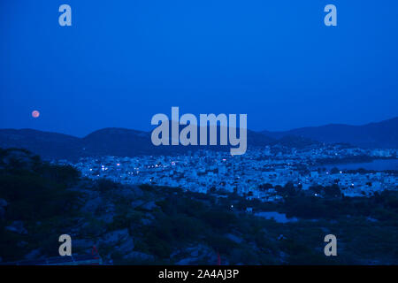 Ajmer, Indien. 13 Okt, 2019. Ein Blick auf den vollen Mond auf Sharad Purnima in Ajmer, Rajasthan, Indien. Sharad Purnima ist ein Erntedankfest gefeiert am Vollmondtag des hinduistischen Fastenmonats Ashvin, das Ende der Monsunzeit Kennzeichnung. (Foto von shaukat Ahmed/Pacific Press) Quelle: Pacific Press Agency/Alamy leben Nachrichten Stockfoto