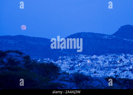 Ajmer, Indien. 13 Okt, 2019. Ein Blick auf den vollen Mond auf Sharad Purnima in Ajmer, Rajasthan, Indien. Sharad Purnima ist ein Erntedankfest gefeiert am Vollmondtag des hinduistischen Fastenmonats Ashvin, das Ende der Monsunzeit Kennzeichnung. (Foto von shaukat Ahmed/Pacific Press) Quelle: Pacific Press Agency/Alamy leben Nachrichten Stockfoto