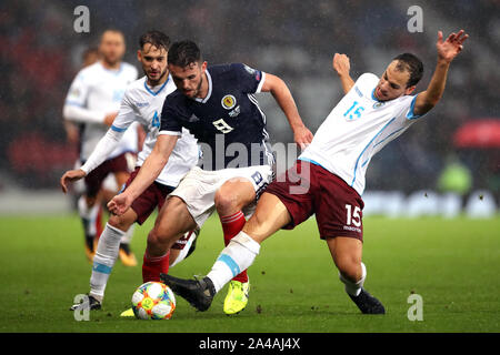 In Schottland John McGinn (links) und von San Marino Cristian Brolli Kampf um den Ball während der UEFA EURO 2020 Qualifikationsspiel am Hampden Park, Glasgow. Stockfoto