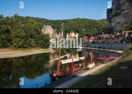 Gabares Boot auf dem Fluss Dordogne, La Roque Gageac, Perigord, Frankreich. Die gabares wurden ursprünglich für den Transport von Gütern auf dem Fluss verwendet Stockfoto