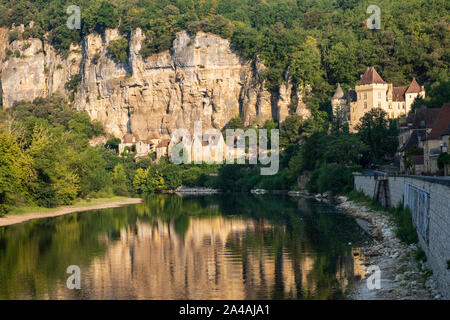 Fluss Dordogne, La Roque Gageac, Perigord, Frankreich, ruhigen Fluss Reflexion von tuffstein Klippen und Chateau Stockfoto