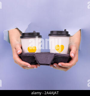 Zwei Papier Tasse Kaffee in die Hände Maniküre. Stockfoto