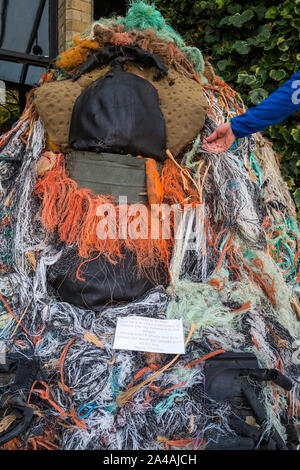 Skulptur von weggeworfenen Fisch gemacht Verrechnung. Stockfoto