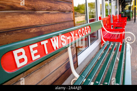 Bahnhof Bank auf der Plattform in Betws-Y-Coed station Betws-Y-Coed, North Wales, UK Stockfoto