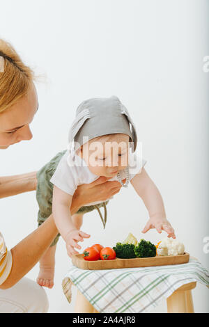 Aktiv rastloses Kind ist Nahrung vorgestellt Stockfoto