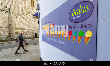 Wand Werbung für hausgemachte Eiscreme in Caernarfon, North Wales, UK. Stockfoto