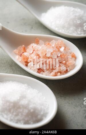 Verschiedene Arten von Salz auf einen Löffel. Stockfoto