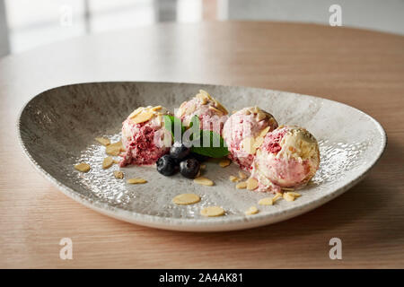 Traditionelle Küche, getreidemehl Porridge mit Fleisch und Käse. Stockfoto