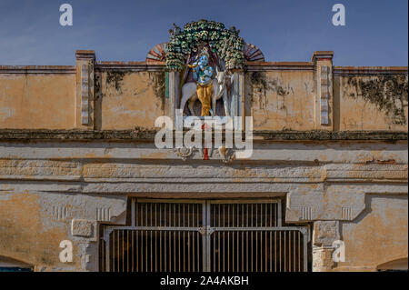 25 Aug 2009 Stuck Abbildung von Kuh und Krishna spielen Flöte an Koodal azhagar kovil Lord Vishnu Tempel Madurai Tamil Nadu, Indien Stockfoto