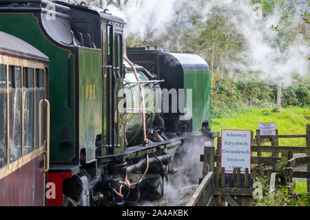Ex South African Railways NGG 16 Klasse Garratt in grünen Lackierung, die auf den Ffestiniog und Welsh Highland Railway, North Wales, UK Stockfoto