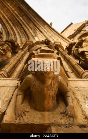 Die menschliche Figur in einem Sockel der Apostel Tor von Santa Maria la Mayor gotische Kirche (Morella, Maestrazgo, Castellón, Comunidad Valenciana, Spanien) Stockfoto