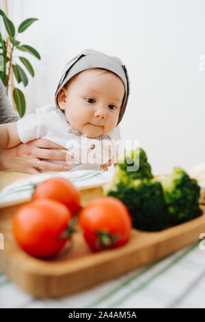 Aktiv rastloses Kind ist Nahrung vorgestellt Stockfoto