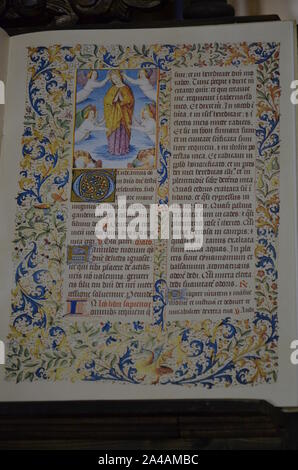 Alte mittelalterliche Buch in einer Kirche Stockfoto