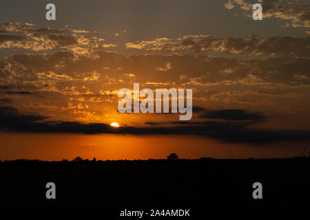 Ein Sonntag Sonnenuntergang in Richtung Ankeny von Ne 36th St. in der Polk County, Iowa. Stockfoto