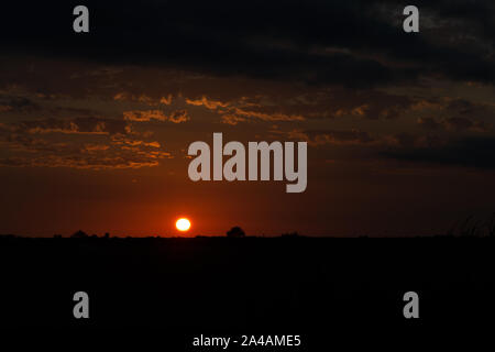 Ein Sonntag Sonnenuntergang in Richtung Ankeny von Ne 36th St. in der Polk County, Iowa. Stockfoto