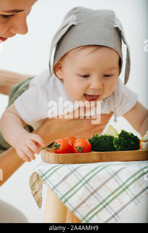 Aktiv rastloses Kind ist Nahrung vorgestellt Stockfoto