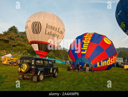 Lindstrand Heißluftballon aufgeblasen wird. Bristol International Balloon Fiesta, England Stockfoto