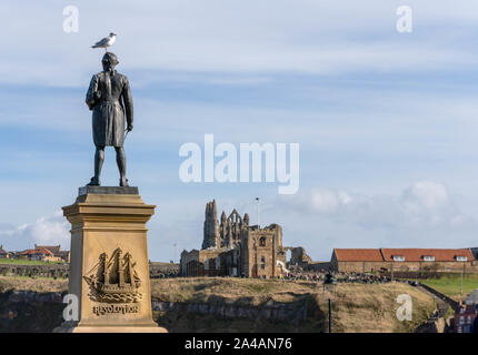 Möwe steht an der Spitze der Kapitän James Cook Memorial mit Whitby Abbey und die Kirche der Heiligen Maria in der Ferne Stockfoto