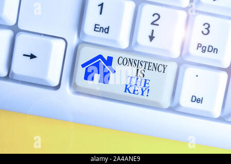 Schreiben Hinweis zeigen Übereinstimmung ist der Schlüssel. Business Konzept für die schlechten Gewohnheiten zu brechen und die guten weißen pc Tastatur mit Hinweis Papier oben Stockfoto