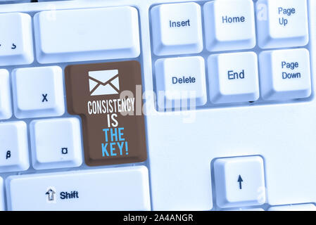 Schreiben Hinweis zeigen Übereinstimmung ist der Schlüssel. Business Konzept für die schlechten Gewohnheiten zu brechen und die guten weißen pc Tastatur mit Hinweis Papier oben Stockfoto