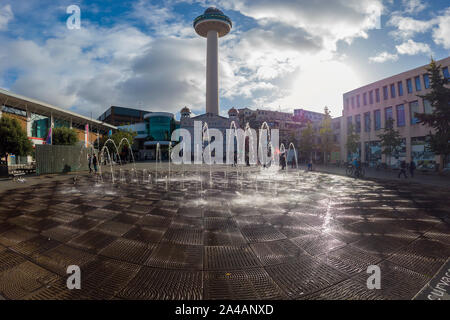 Fountains, Williamson Square, Radio City Tower, St Johns Shopping Centre, Liverpool, England, (Fisheye Lens Distortion) Stockfoto