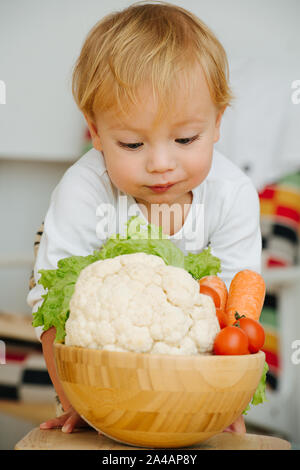 Wenig toddler Boy und Schüssel von Gemüse Stockfoto