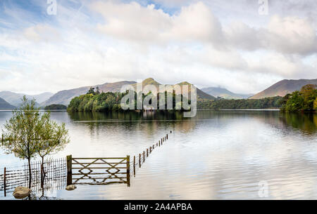 Derwentwater im Lake District mit Derwent Isle und Catbells hinter sich. Stockfoto