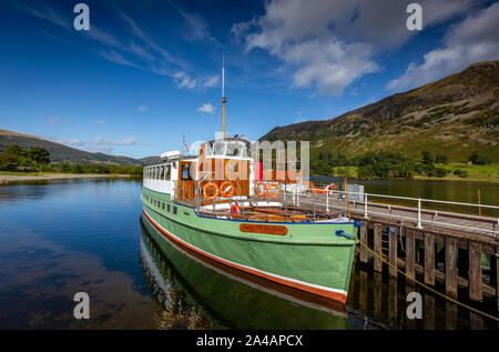 Ein alter Dampfer, Lady Wakefield, in Glenridding Jetty im Lake District auf einem wunderschön klaren Tag vertäut. Stockfoto