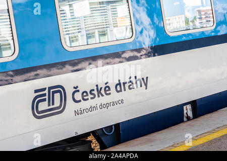 Blaue und weiße Zug Personenwagen der Tschechischen Republik Bahn Ceske Drahy stehend an Plattform Stockfoto