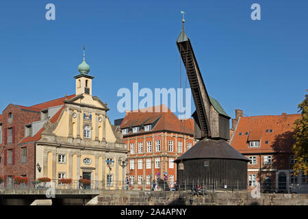 Hotel Altes Kaufhaus und der alte Kran, der alte Hafen, Altstadt, Lüneburg, Niedersachsen, Deutschland Stockfoto