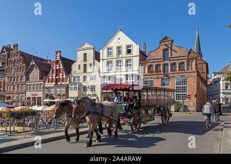 Pferdekutsche am Stintmarkt, Altstadt, Lüneburg, Niedersachsen, Deutschland Stockfoto