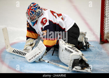 Guildford Phoenix Torwart Petr Cech trägt einen Helm mit einem Chelsea Emblem während der NIHL 2 Spiel in Guildford Spectrum Leisure Complex, Guildford. Stockfoto