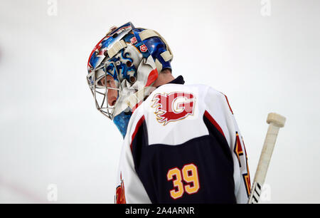 Guildford Phoenix Torwart Petr Cech trägt einen Helm mit einem Chelsea Emblem während der NIHL 2 Spiel in Guildford Spectrum Leisure Complex, Guildford. Stockfoto