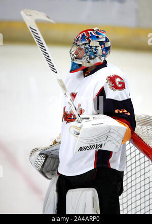 Guildford Phoenix Torwart Petr Cech trägt einen Helm mit einem Chelsea Emblem während der NIHL 2 Spiel in Guildford Spectrum Leisure Complex, Guildford. Stockfoto